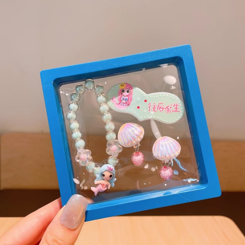 Mergaitėms skirtas princesės kaklo grandinėlės komplektas su plaukų aksesuarais — plastinės dervos pakabukas, kamuoliukų grandinė, karantis pakabukas, atskiras įpakavimas