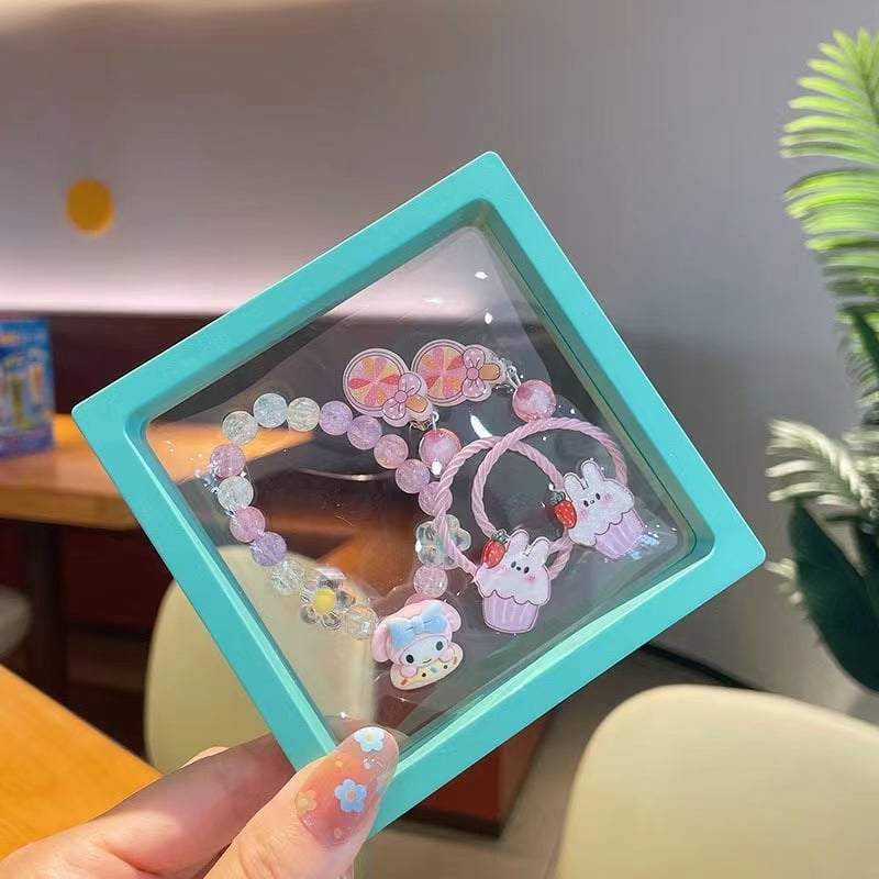 Mergaitėms skirtas princesės kaklo grandinėlės komplektas su plaukų aksesuarais — plastinės dervos pakabukas, kamuoliukų grandinė, karantis pakabukas, atskiras įpakavimas