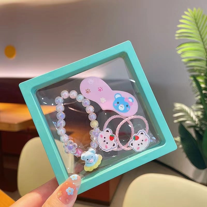 Mergaitėms skirtas princesės kaklo grandinėlės komplektas su plaukų aksesuarais — plastinės dervos pakabukas, kamuoliukų grandinė, karantis pakabukas, atskiras įpakavimas