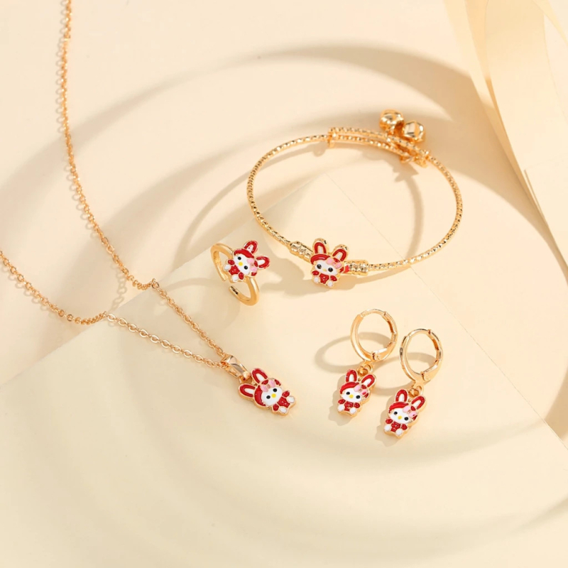 Vaikų vario su aukso dengimu juvelyrinių dirbinių rinkinys su drugelio ir kačiuko motyvais — karoliai, žiedas, auskarai, apyrankė, O formos grandinė (ruduo 2025)