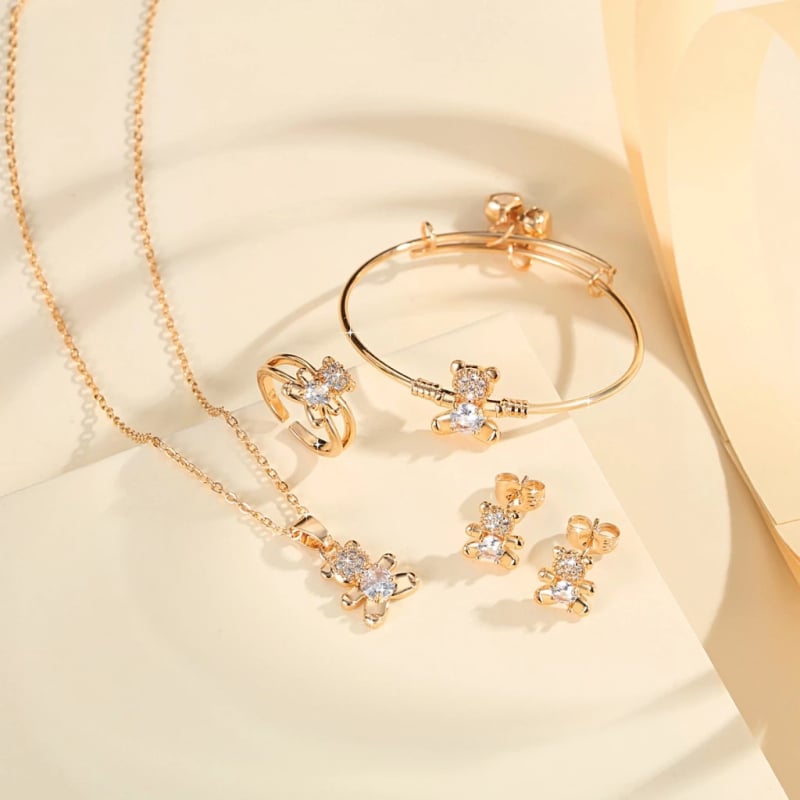 Vaikų vario su aukso dengimu juvelyrinių dirbinių rinkinys su drugelio ir kačiuko motyvais — karoliai, žiedas, auskarai, apyrankė, O formos grandinė (ruduo 2025)