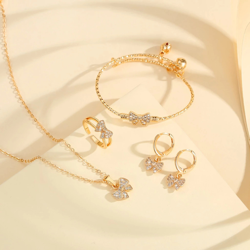 Vaikų vario su aukso dengimu juvelyrinių dirbinių rinkinys su drugelio ir kačiuko motyvais — karoliai, žiedas, auskarai, apyrankė, O formos grandinė (ruduo 2025)