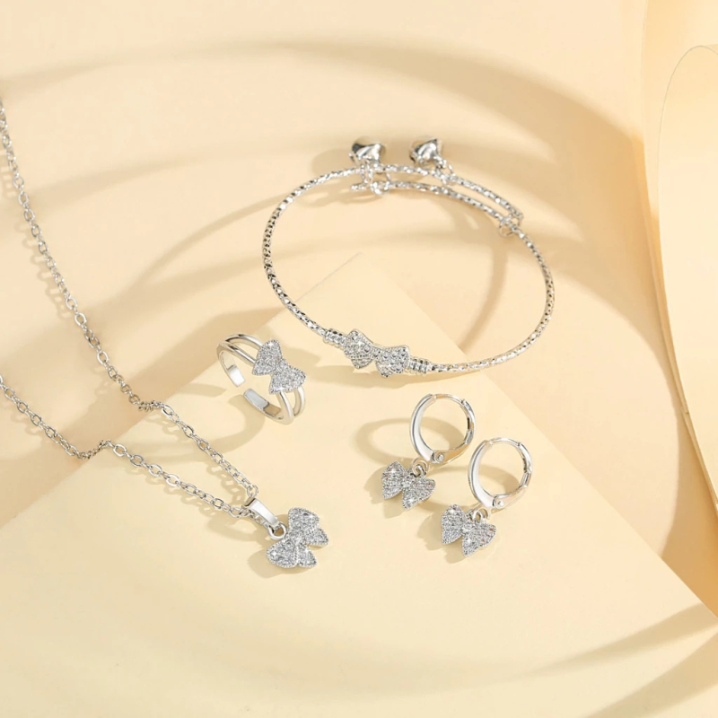 Vaikų vario su aukso dengimu juvelyrinių dirbinių rinkinys su drugelio ir kačiuko motyvais — karoliai, žiedas, auskarai, apyrankė, O formos grandinė (ruduo 2025)