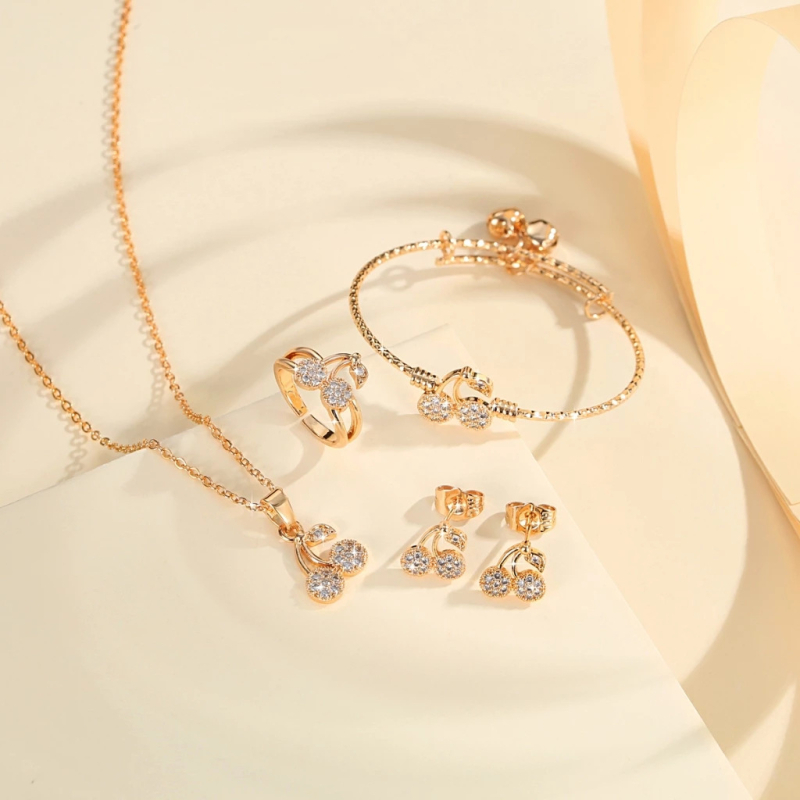 Vaikų vario su aukso dengimu juvelyrinių dirbinių rinkinys su drugelio ir kačiuko motyvais — karoliai, žiedas, auskarai, apyrankė, O formos grandinė (ruduo 2025)