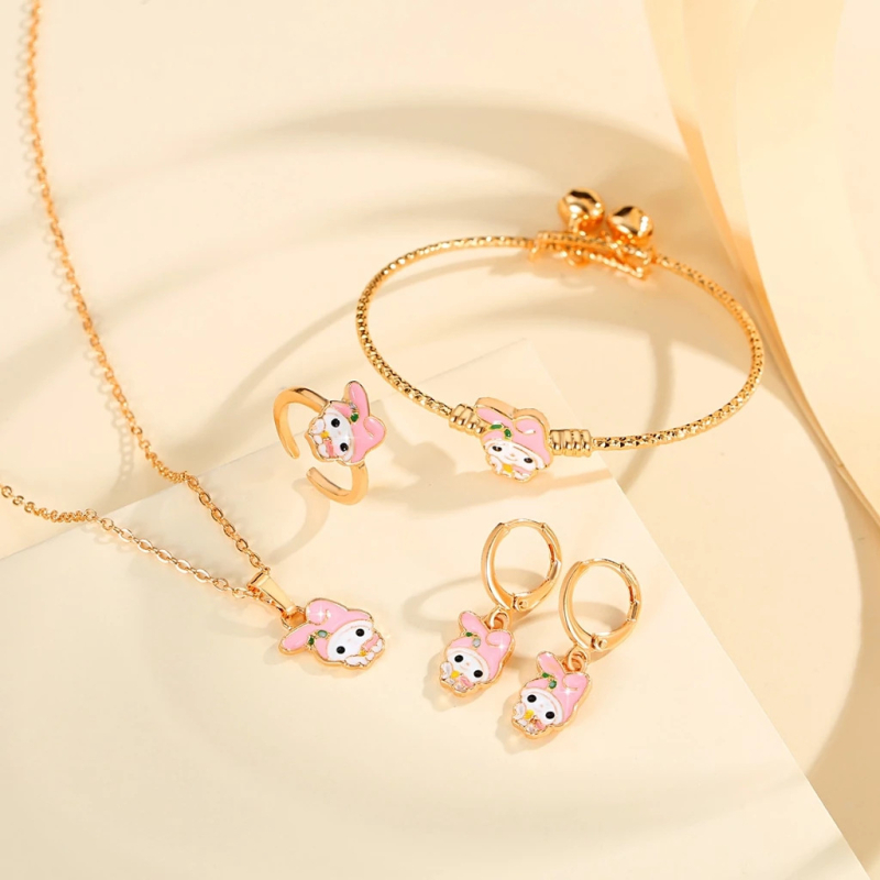 Vaikų vario su aukso dengimu juvelyrinių dirbinių rinkinys su drugelio ir kačiuko motyvais — karoliai, žiedas, auskarai, apyrankė, O formos grandinė (ruduo 2025)