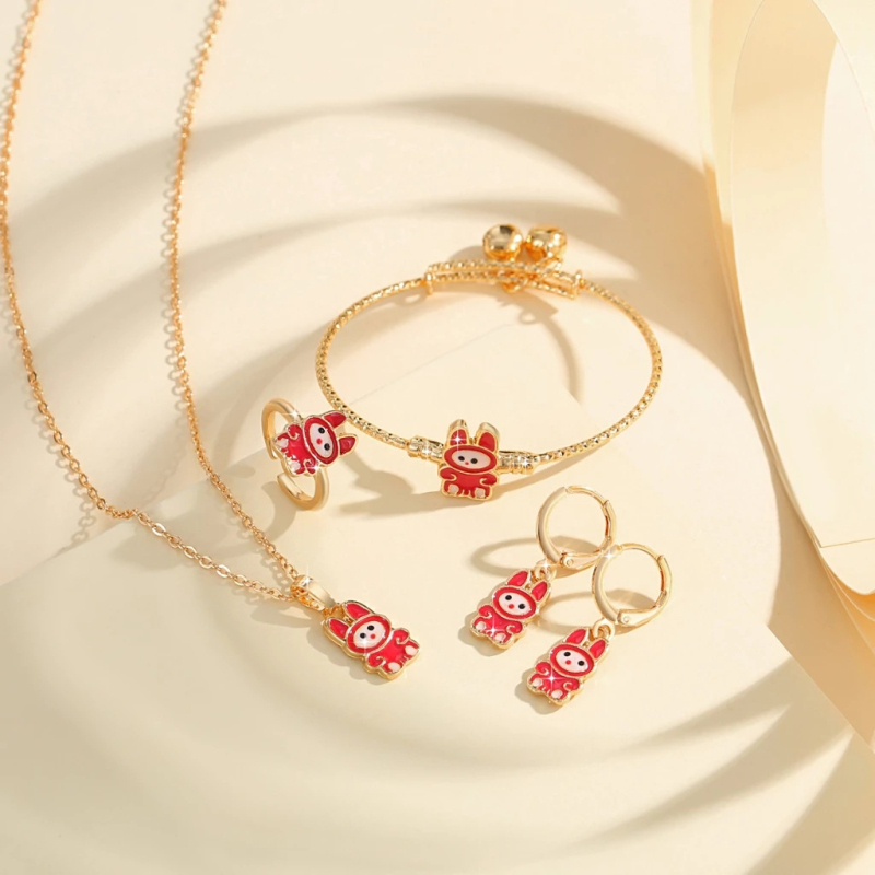 Vaikų vario su aukso dengimu juvelyrinių dirbinių rinkinys su drugelio ir kačiuko motyvais — karoliai, žiedas, auskarai, apyrankė, O formos grandinė (ruduo 2025)