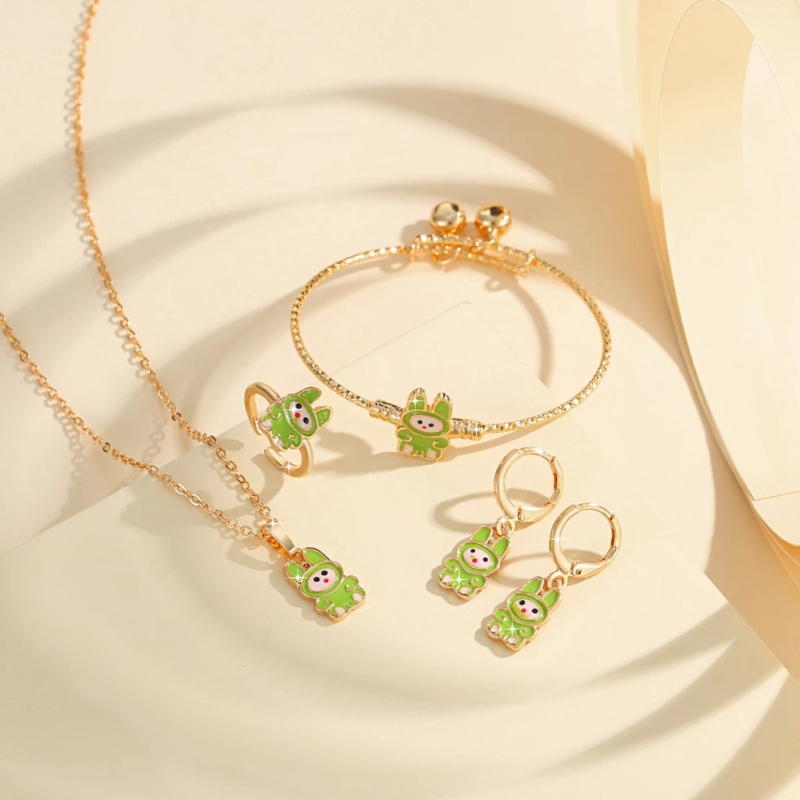 Vaikų vario su aukso dengimu juvelyrinių dirbinių rinkinys su drugelio ir kačiuko motyvais — karoliai, žiedas, auskarai, apyrankė, O formos grandinė (ruduo 2025)