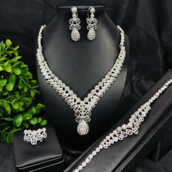 Vario juvelyrinių komplektas su deimantiniu pakabuku, gėlių raštu ir išplėsta grandine — įskaitant auskarus, karolį ir apyrankę