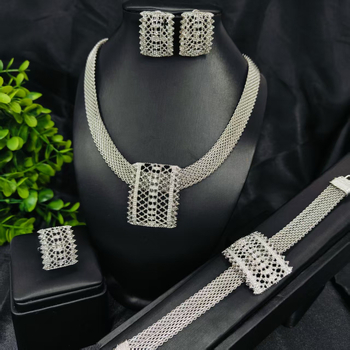 Vario juvelyrinių komplektas su deimantiniu pakabuku, gėlių raštu ir išplėsta grandine — įskaitant auskarus, karolį ir apyrankę