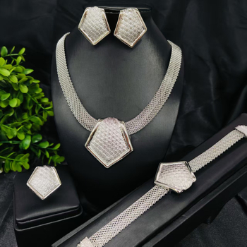 Vario juvelyrinių komplektas su deimantiniu pakabuku, gėlių raštu ir išplėsta grandine — įskaitant auskarus, karolį ir apyrankę