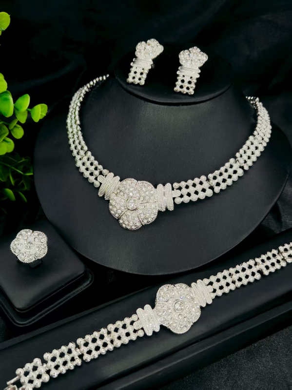 Vario juvelyrinių komplektas su deimantiniu pakabuku, gėlių raštu ir išplėsta grandine — įskaitant auskarus, karolį ir apyrankę