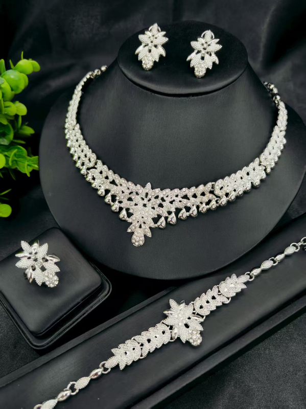 Vario juvelyrinių komplektas su deimantiniu pakabuku, gėlių raštu ir išplėsta grandine — įskaitant auskarus, karolį ir apyrankę