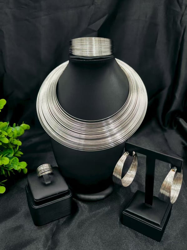 Vario juvelyrinių komplektas su deimantiniu pakabuku, gėlių raštu ir išplėsta grandine — įskaitant auskarus, karolį ir apyrankę