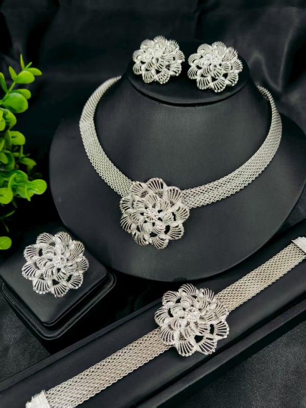 Vario juvelyrinių komplektas su deimantiniu pakabuku, gėlių raštu ir išplėsta grandine — įskaitant auskarus, karolį ir apyrankę