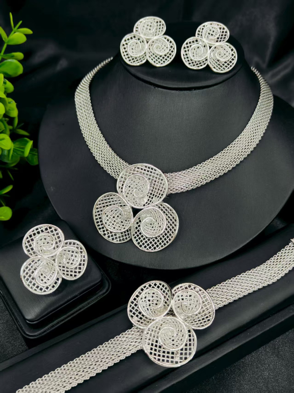 Vario juvelyrinių komplektas su deimantiniu pakabuku, gėlių raštu ir išplėsta grandine — įskaitant auskarus, karolį ir apyrankę