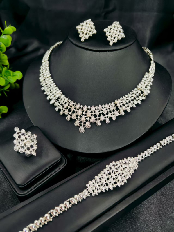 Vario juvelyrinių komplektas su deimantiniu pakabuku, gėlių raštu ir išplėsta grandine — įskaitant auskarus, karolį ir apyrankę