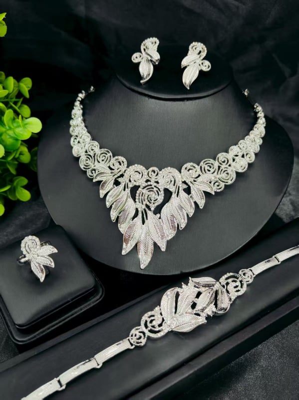 Vario juvelyrinių komplektas su deimantiniu pakabuku, gėlių raštu ir išplėsta grandine — įskaitant auskarus, karolį ir apyrankę