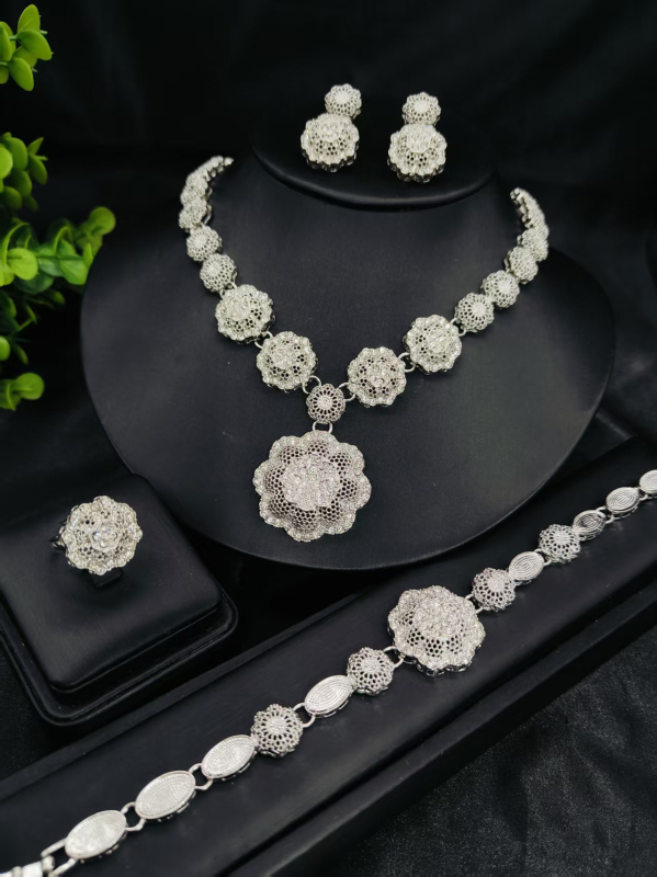 Vario juvelyrinių komplektas su deimantiniu pakabuku, gėlių raštu ir išplėsta grandine — įskaitant auskarus, karolį ir apyrankę