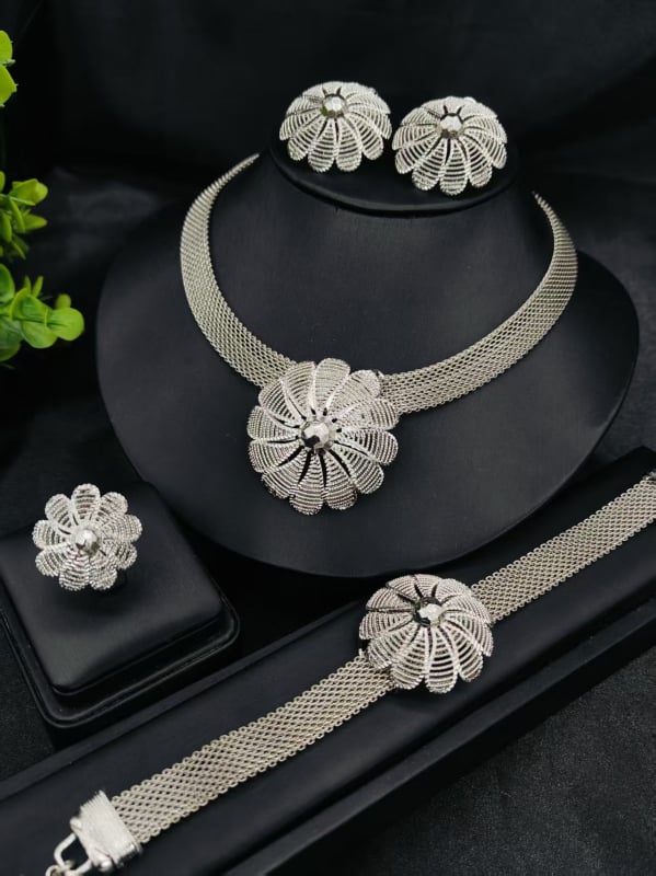 Vario juvelyrinių komplektas su deimantiniu pakabuku, gėlių raštu ir išplėsta grandine — įskaitant auskarus, karolį ir apyrankę