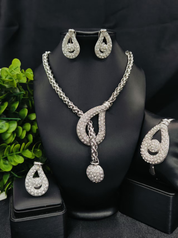 Vario juvelyrinių komplektas su deimantiniu pakabuku, gėlių raštu ir išplėsta grandine — įskaitant auskarus, karolį ir apyrankę