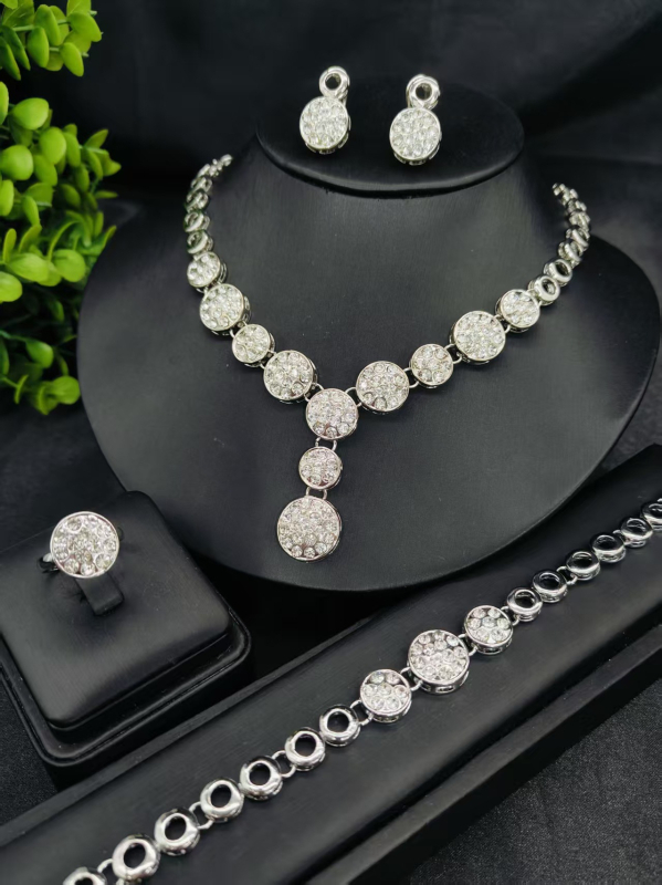 Vario juvelyrinių komplektas su deimantiniu pakabuku, gėlių raštu ir išplėsta grandine — įskaitant auskarus, karolį ir apyrankę