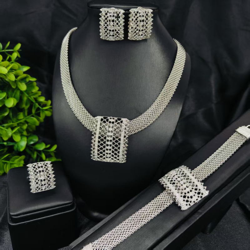 Vario juvelyrinių komplektas su deimantiniu pakabuku, gėlių raštu ir išplėsta grandine — įskaitant auskarus, karolį ir apyrankę