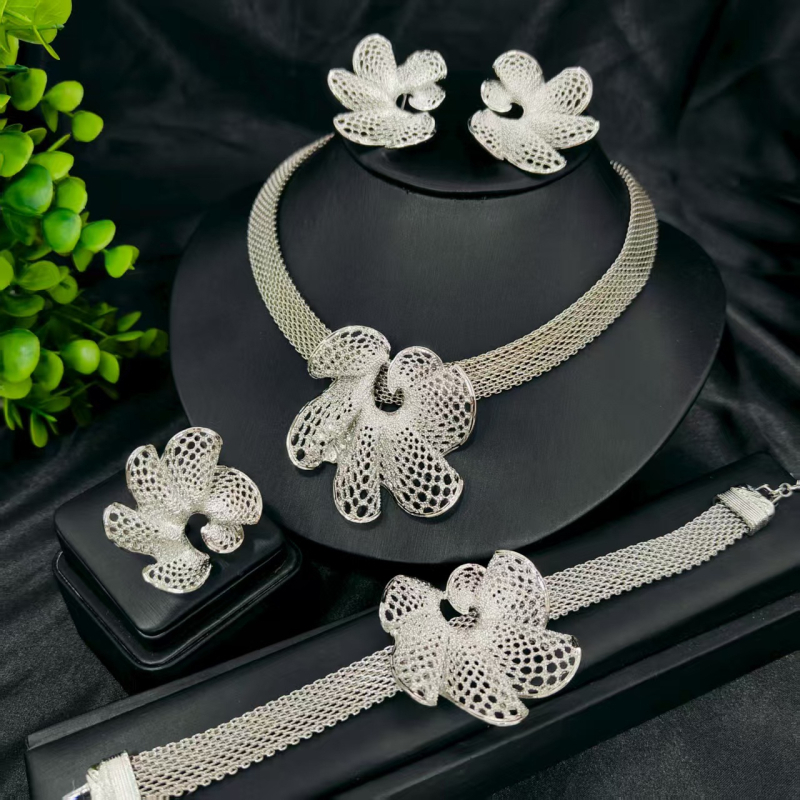 Vario juvelyrinių komplektas su deimantiniu pakabuku, gėlių raštu ir išplėsta grandine — įskaitant auskarus, karolį ir apyrankę