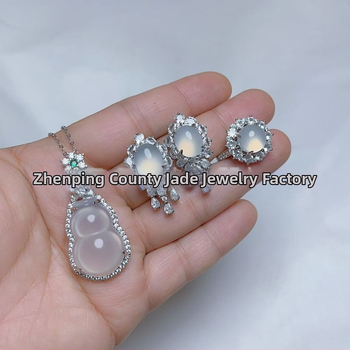 Sudraba pārklājuma chalcedona rotaslietu komplekts: dabīgais chalcedons kulons, auskari un rokassprādze; materiāls: chalcedons, apdare: pulēšana, avots: dabisks, stils: moderns minimālais