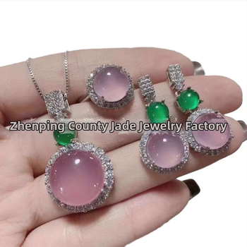 Sudraba pārklājuma chalcedona rotaslietu komplekts: dabīgais chalcedons kulons, auskari un rokassprādze; materiāls: chalcedons, apdare: pulēšana, avots: dabisks, stils: moderns minimālais