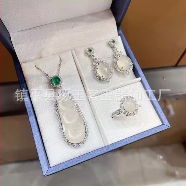 Sudraba pārklājuma chalcedona rotaslietu komplekts: dabīgais chalcedons kulons, auskari un rokassprādze; materiāls: chalcedons, apdare: pulēšana, avots: dabisks, stils: moderns minimālais