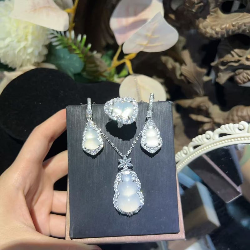 Sudraba pārklājuma chalcedona rotaslietu komplekts: dabīgais chalcedons kulons, auskari un rokassprādze; materiāls: chalcedons, apdare: pulēšana, avots: dabisks, stils: moderns minimālais