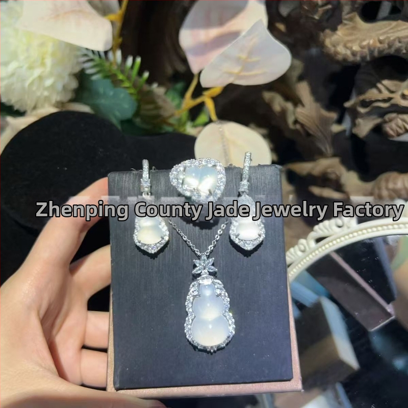 Sudraba pārklājuma chalcedona rotaslietu komplekts: dabīgais chalcedons kulons, auskari un rokassprādze; materiāls: chalcedons, apdare: pulēšana, avots: dabisks, stils: moderns minimālais