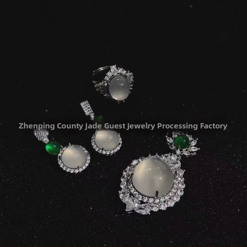 Sudraba pārklājuma chalcedona rotaslietu komplekts: dabīgais chalcedons kulons, auskari un rokassprādze; materiāls: chalcedons, apdare: pulēšana, avots: dabisks, stils: moderns minimālais