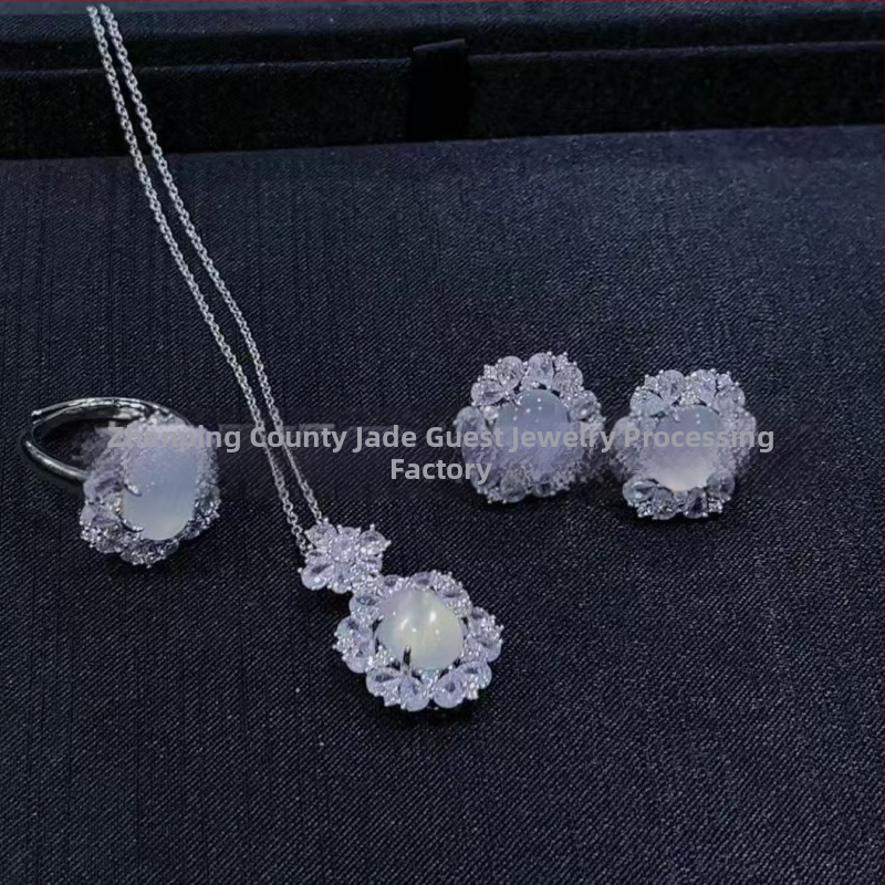 Sudraba pārklājuma chalcedona rotaslietu komplekts: dabīgais chalcedons kulons, auskari un rokassprādze; materiāls: chalcedons, apdare: pulēšana, avots: dabisks, stils: moderns minimālais