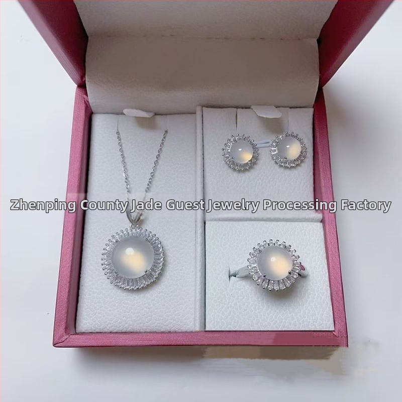 Sudraba pārklājuma chalcedona rotaslietu komplekts: dabīgais chalcedons kulons, auskari un rokassprādze; materiāls: chalcedons, apdare: pulēšana, avots: dabisks, stils: moderns minimālais