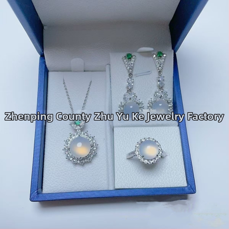 Sudraba pārklājuma chalcedona rotaslietu komplekts: dabīgais chalcedons kulons, auskari un rokassprādze; materiāls: chalcedons, apdare: pulēšana, avots: dabisks, stils: moderns minimālais