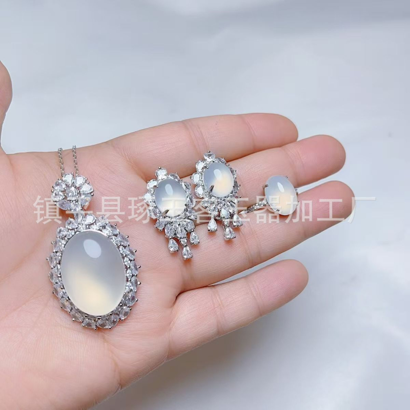 Sudraba pārklājuma chalcedona rotaslietu komplekts: dabīgais chalcedons kulons, auskari un rokassprādze; materiāls: chalcedons, apdare: pulēšana, avots: dabisks, stils: moderns minimālais