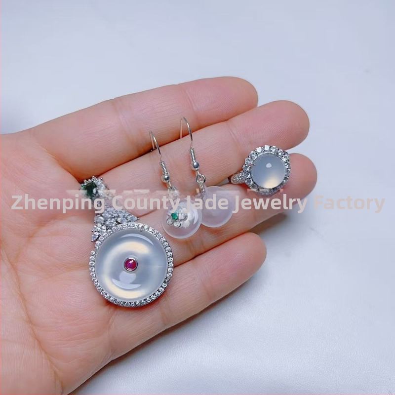 Sudraba pārklājuma chalcedona rotaslietu komplekts: dabīgais chalcedons kulons, auskari un rokassprādze; materiāls: chalcedons, apdare: pulēšana, avots: dabisks, stils: moderns minimālais