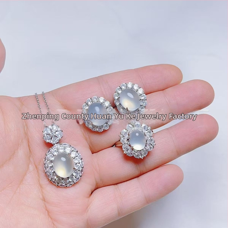 Sudraba pārklājuma chalcedona rotaslietu komplekts: dabīgais chalcedons kulons, auskari un rokassprādze; materiāls: chalcedons, apdare: pulēšana, avots: dabisks, stils: moderns minimālais