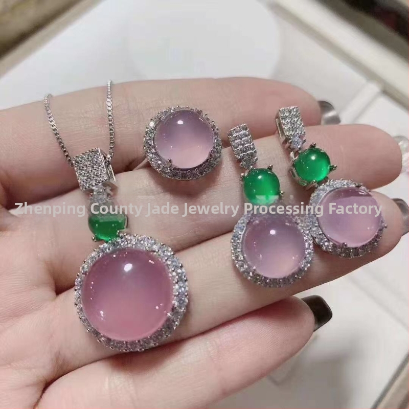 Sudraba pārklājuma chalcedona rotaslietu komplekts: dabīgais chalcedons kulons, auskari un rokassprādze; materiāls: chalcedons, apdare: pulēšana, avots: dabisks, stils: moderns minimālais