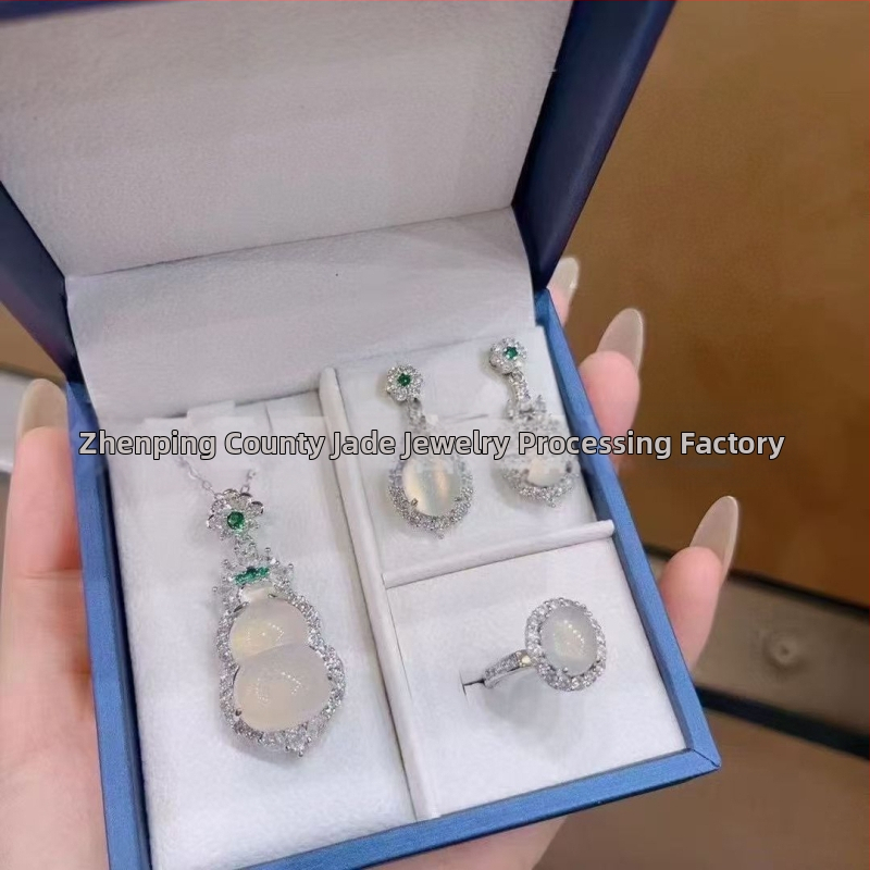 Sudraba pārklājuma chalcedona rotaslietu komplekts: dabīgais chalcedons kulons, auskari un rokassprādze; materiāls: chalcedons, apdare: pulēšana, avots: dabisks, stils: moderns minimālais