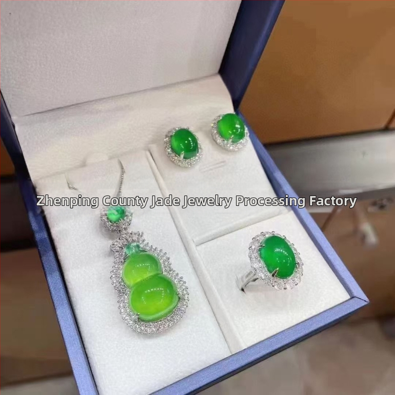 Sudraba pārklājuma chalcedona rotaslietu komplekts: dabīgais chalcedons kulons, auskari un rokassprādze; materiāls: chalcedons, apdare: pulēšana, avots: dabisks, stils: moderns minimālais