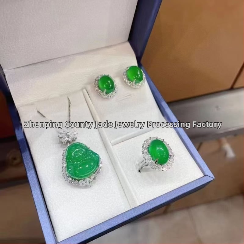 Sudraba pārklājuma chalcedona rotaslietu komplekts: dabīgais chalcedons kulons, auskari un rokassprādze; materiāls: chalcedons, apdare: pulēšana, avots: dabisks, stils: moderns minimālais