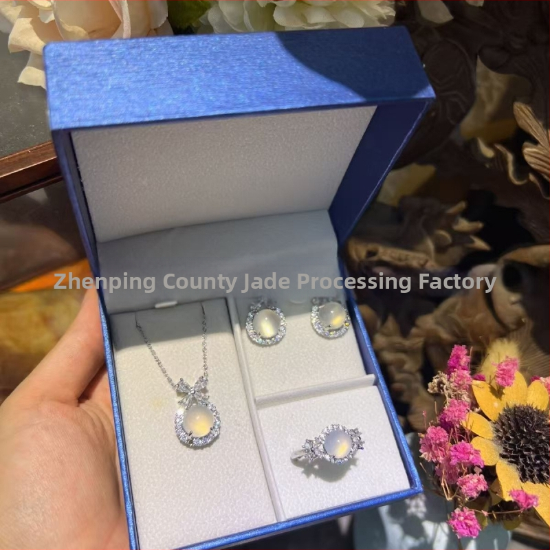 Sudraba pārklājuma chalcedona rotaslietu komplekts: dabīgais chalcedons kulons, auskari un rokassprādze; materiāls: chalcedons, apdare: pulēšana, avots: dabisks, stils: moderns minimālais