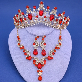 Jaunavedžių kristalų papuošalų rinkinys: plaukų aksesuarai, auskarai ir kaklo papuošalas standartinėje elektroplatinėje grandinėje; pakabuko medžiaga – kristalas.