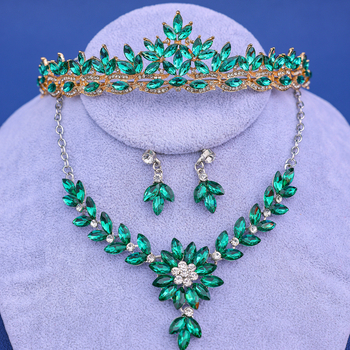 Jaunavedžių kristalų papuošalų rinkinys: plaukų aksesuarai, auskarai ir kaklo papuošalas standartinėje elektroplatinėje grandinėje; pakabuko medžiaga – kristalas.