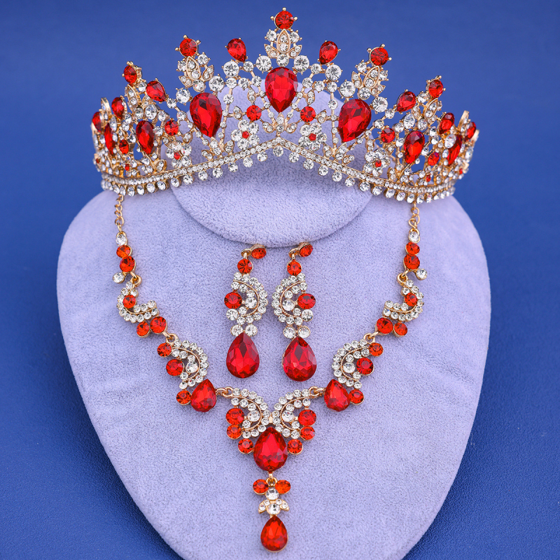 Jaunavedžių kristalų papuošalų rinkinys: plaukų aksesuarai, auskarai ir kaklo papuošalas standartinėje elektroplatinėje grandinėje; pakabuko medžiaga – kristalas.