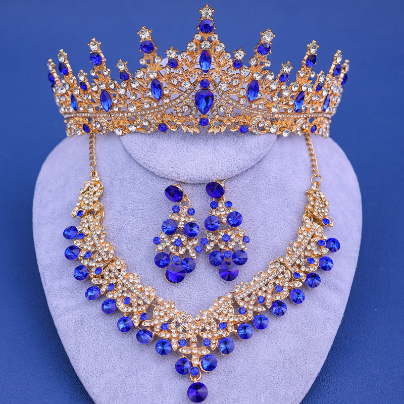 Jaunavedžių kristalų papuošalų rinkinys: plaukų aksesuarai, auskarai ir kaklo papuošalas standartinėje elektroplatinėje grandinėje; pakabuko medžiaga – kristalas.