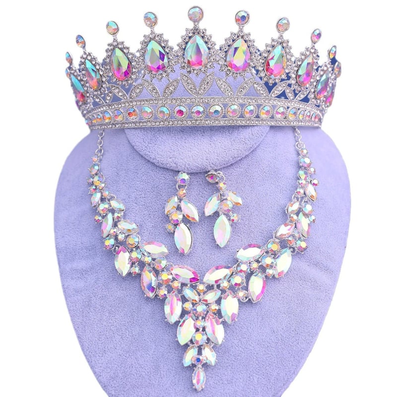 Jaunavedžių kristalų papuošalų rinkinys: plaukų aksesuarai, auskarai ir kaklo papuošalas standartinėje elektroplatinėje grandinėje; pakabuko medžiaga – kristalas.