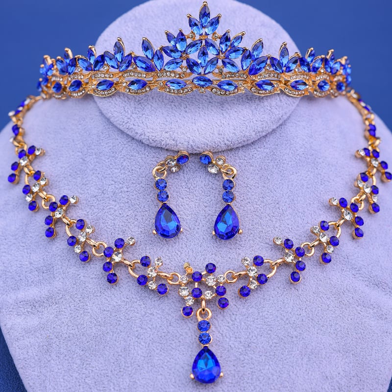 Jaunavedžių kristalų papuošalų rinkinys: plaukų aksesuarai, auskarai ir kaklo papuošalas standartinėje elektroplatinėje grandinėje; pakabuko medžiaga – kristalas.